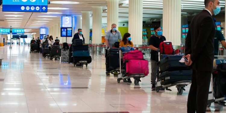 യു.എ.ഇ യാത്രികർ എമിറേറ്റ്സ് ഐ.ഡി കരുതാൻ ശ്രദ്ധിക്കണമെന്ന് അധികൃതർ അറിയിച്ചു .