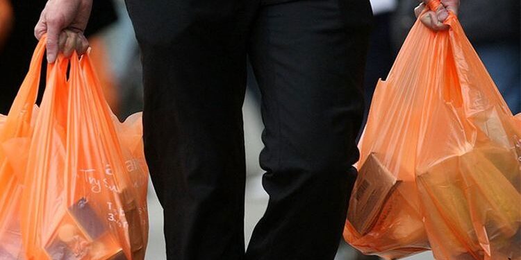 യു എഇയ്ക്ക് പിന്നാലെ ഖത്തറിലും ഒറ്റത്തവണ ഉപയോഗിച്ച് കളയുന്ന പ്ലാസ്റ്റിക് ബാഗുകൾക്കു നവംബർ 15 മുതൽ നിരോധനം ഏർപ്പെടുത്തുന്നു.