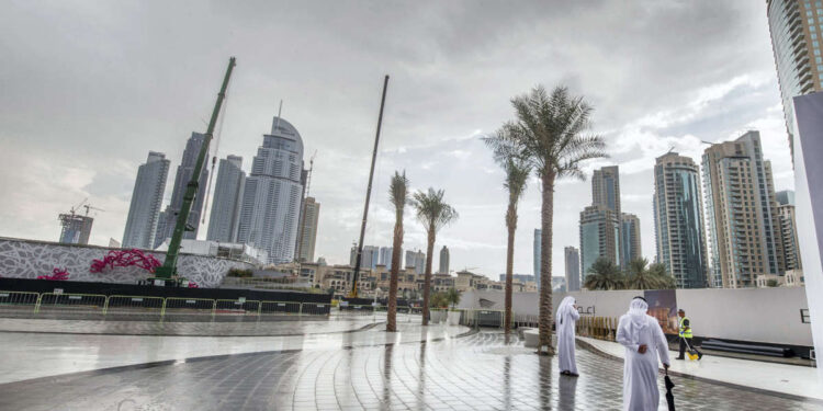 യുഎഇയിൽ ഇൗയാഴ്ച അവസാനത്തോടെവേനൽമഴ ലഭിക്കുമെന്ന് അധികൃതർ അറിയിച്ചു.