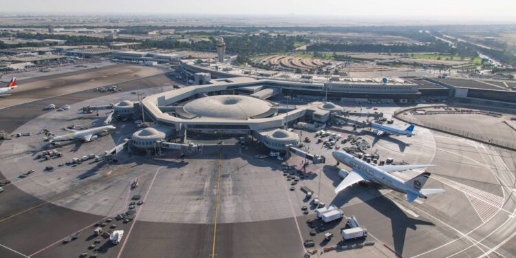 അബുദാബി അന്താരാഷ്ട്ര വിമാനത്താവളത്തിലെ റൺവേയിൽ അത്യാധുനിക വെളിച്ചസംവിധാനം ക്രമീകരിച്ചു.
