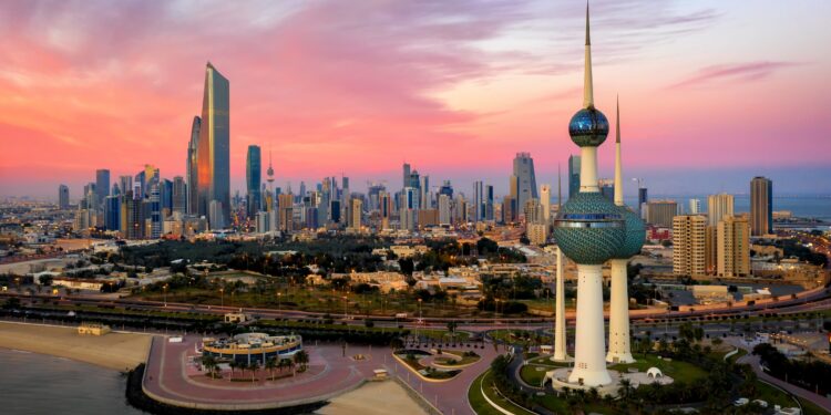 കുവൈത്തില്‍ പ്രവാസികള്‍ക്ക് കുടുംബ, ടൂറിസ്റ്റ് സന്ദര്‍ശക വിസകള്‍ അനുവദിക്കുന്നതിനുള്ള നിബന്ധനയായ ശമ്പള പരിധി ഉയര്‍ത്തിയേക്കുമെന്ന്റിപ്പോര്‍ട്ട്.