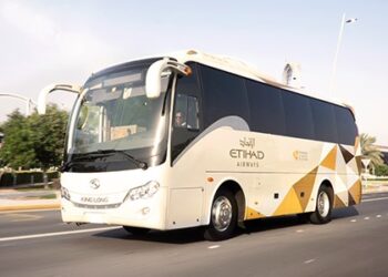 ദുബായ്–അബുദാബി രാജ്യാന്തര വിമാനത്താവളങ്ങളിലേക്ക്  പ്രാദേശികവിമാന കമ്പനികൾസൗജന്യ ഷട്ടിൽ ബസ് സർവീസ് വർധിപ്പിച്ചു.