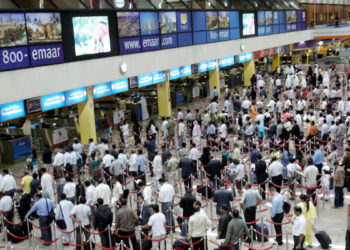 യു എ ഇയിൽ നിന്ന് ഇന്ത്യയിലേക്ക് യാത്ര ചെയ്യുന്ന യാത്രക്കാര് വേനല് അവധിമൂലം തിരക്ക് വർധിച്ചതോടെ വിമാനം പുറപ്പെടുന്നതിന് മൂന്നുമണിക്കൂര് മുമ്പെങ്കിലും എയര്പോര്ട്ട് ചെക്ക് ഇന് കൗണ്ടറില് റിപ്പോര്ട്ട് ചെയ്യണമെന്ന് വിമാനകമ്പനികൾ അറിയിച്ചു.