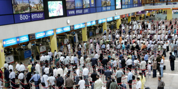 യു എ ഇയിൽ നിന്ന് ഇന്ത്യയിലേക്ക് യാത്ര ചെയ്യുന്ന യാത്രക്കാര്‍ വേനല്‍ അവധിമൂലം തിരക്ക് വർധിച്ചതോടെ വിമാനം പുറപ്പെടുന്നതിന് മൂന്നുമണിക്കൂര്‍ മുമ്പെങ്കിലും എയര്‍പോര്‍ട്ട് ചെക്ക് ഇന്‍ കൗണ്ടറില്‍ റിപ്പോര്‍ട്ട് ചെയ്യണമെന്ന് വിമാനകമ്പനികൾ അറിയിച്ചു.