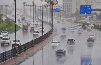 ഒമാനിൽ ശക്തിയേറിയ മഴ തുടരുകയാണ്. ചില ഗവർണറേറ്റു കളിൽ തിങ്കളാഴ്ച ഇടിമിന്നലോടുകൂടി മഴ പെയ്തു.