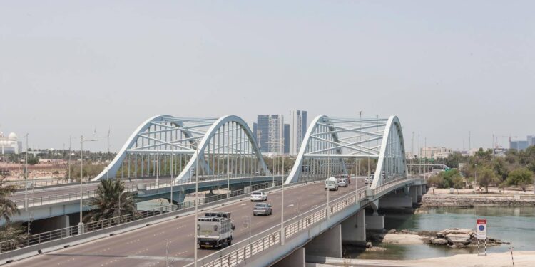 അബൂദബി അൽ മഖ്ത പാലം  ഭാഗികമായി അടച്ചിടുന്നത്  ശനിയാഴ്ച വരെതുടരുമെന്ന് അധികൃതർ അറിയിച്ചു.