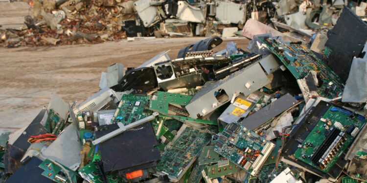 ദുബായിലെ വീടുകളിൽ നിന്ന് പുറന്തള്ളുന്ന ഇലക്ട്രോണിക് സാധനങ്ങൾ, വൈദ്യുത ഉപകരണങ്ങൾ ഉൾപ്പടെയുള്ള മാലിന്യങ്ങൾ സംസ്കരിക്കാൻ മുനിസിപ്പാലിറ്റിക്ക് ലഭിച്ച 4000 അപേക്ഷകൾ തീർപ്പാക്കി.