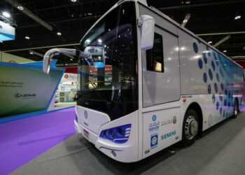 ദുബായിൽ  ഇലക്ട്രിക് ബസുകൾ നിരത്തിലിറക്കുന്നതിനു മുന്നോടിയായ പരീക്ഷണ ഓട്ടത്തിന് റോഡ്സ് ആൻഡ് ട്രാൻസ്പോർട് അതോറിറ്റി ഓസ്ട്രേലിയൻ ബസ് നിർമാണ സ്ഥാപനമായ ബസ്ടെക് ഗ്രൂപ്പുമായി കരാർ ഒപ്പുവച്ചു.