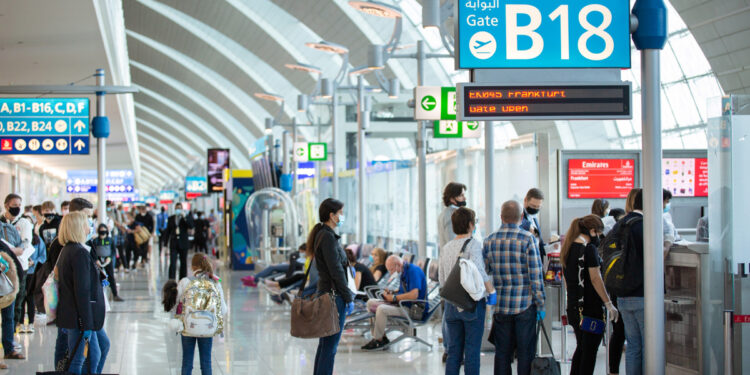 ദുബായ് വിമാനത്തതാവളം വഴി യാത്രചെയ്യുന്നവർ തിരക്ക് ഒഴിവാക്കാൻ സ്മാർട് ഗേറ്റ് സേവനം ഉപയോഗപ്പെഉത്തണമെന്ന് അധികൃതർ