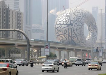 യു  എ ഇയിൽ ഉയർന്ന അന്തരീക്ഷ താപനിലയുള്ള സമയത്ത് വാഹനങ്ങളിൽ സൂക്ഷിക്കരുതാത്ത വസ്തുക്കളെക്കുറിച്ച് ഓർമ്മിപ്പിച്ച് അധികൃതർ.