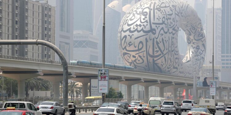 യു  എ ഇയിൽ ഉയർന്ന അന്തരീക്ഷ താപനിലയുള്ള സമയത്ത് വാഹനങ്ങളിൽ സൂക്ഷിക്കരുതാത്ത വസ്തുക്കളെക്കുറിച്ച് ഓർമ്മിപ്പിച്ച് അധികൃതർ.