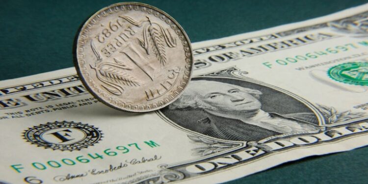 ഇന്ത്യൻ രൂപയുടെ മൂല്യം വീണ്ടും കൂപ്പുകുത്തിയതോടെ ഗൾഫ് കറൻസികളുടെ വിനിമയമൂല്യം ചരിത്രത്തിലെ ഏറ്റവും ഉയർന്ന നിലയിലെത്തി.