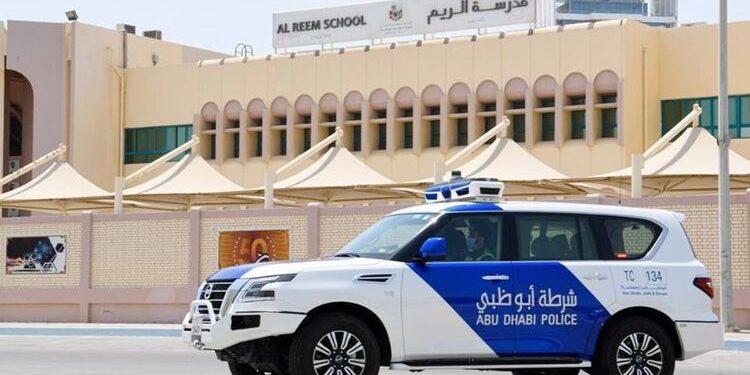 അബൂദാബിയിൽ ട്രക്ക് ഡ്രൈവർമാർ  റോഡുകളിൽ വാഹനമോടിക്കുമ്പോൾ ട്രാഫിക് നിയമങ്ങൾ പാലിക്കണമെന്ന് അബുദാബി പോലീസ്