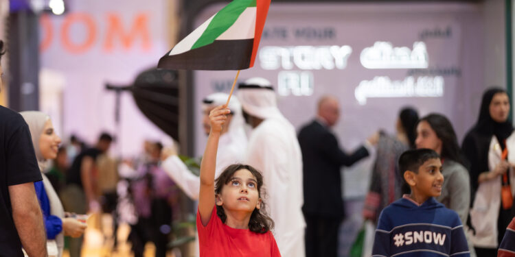 യുഎഇ പതാക ദിനത്തോടനുബന്ധിച്ച് ഷാർജ അന്താരാഷ്ട്ര പുസ്തകമേളയുടെ 42-ാമത് പതിപ്പിൽ പതാക ദിനം ആഘോഷിച്ചു