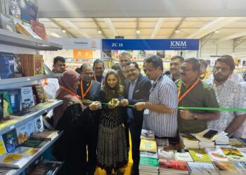 ചിരന്തന പബ്ലിക്കേഷന്‍ സ്റ്റാൾ അച്ചു ഉമ്മൻ ഉൽഘാടനം ചെയ്തു.