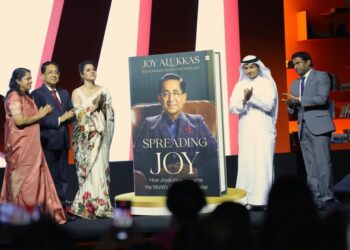 ജോയ് ആലുക്കാസിന്റെ ആത്‌മകഥ ‘സ്പ്രെഡിംഗ് ജോയ് ‘ ഷാർജ പുസ്തക മേളയിൽ പ്രകാശനം ചെയ്തു