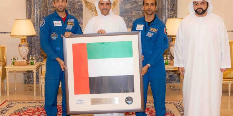 എമിറാത്തി ബഹിരാകാശയാത്രികരായ അൽ നെയാദി, അൽ മൻസൂരി, സായിദിന്റെ ആംബിഷൻ മിഷൻ-2 പാച്ച് ടീമിനെ ഫുജൈറ ഭരണാധികാരി സ്വീകരിച്ചു