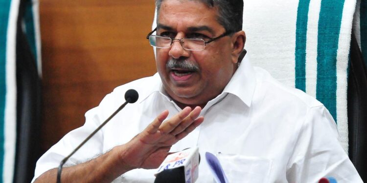 മന്ത്രി സജി ചെറിയാന് തിരിച്ചടി; ക്രൈംബ്രാഞ്ച് അന്വേഷണം നടത്തണമെന്ന് കോടതി