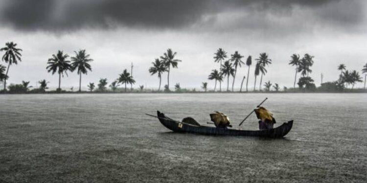 സംസ്ഥാനത്ത് മഴ കനക്കുന്നു, 8 ജില്ലകളിൽ യെല്ലോ അലേർട്ട്