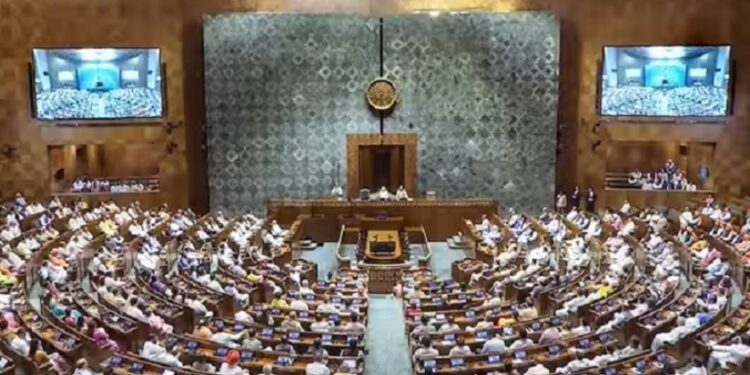 പാർലമെന്റിന്റെ വർഷകാല സമ്മേളനത്തിന് തുടക്കം :പ്രതിപക്ഷ ബഹളത്തെ തുടർന്ന് ഇരു സഭകളും പിരിഞ്ഞു.