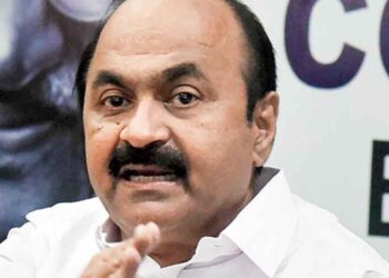 മുഖ്യമന്ത്രി ഓന്തിനെ പോലെ നിറം മാറുന്നു, പാലക്കാട്ടെ കോൺഗ്രസിന്റെ വിജയത്തിളക്കം ഇല്ലാതാക്കാൻ ശ്രമിക്കുന്നു, വി ഡി സതീശൻ