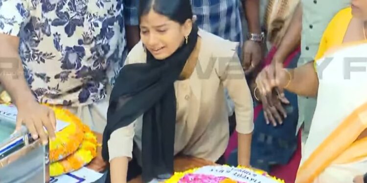 ഒരുമിച്ച് നടന്നവര്‍ ഒന്നിച്ച് മടങ്ങി; സങ്കടപ്പെരുമഴയില്‍ നാടൊന്നാകെ നനഞ്ഞു; കരിമ്പ അപകടത്തില്‍ മരിച്ച കുട്ടികളുടെ മൃതദേഹങ്ങള്‍ കബറടക്കി