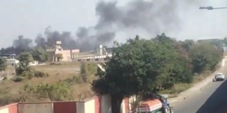 ഗുജറാത്തിൽ ഹെലികോപ്റ്റർ തകർന്ന് മൂന്ന് മരണം