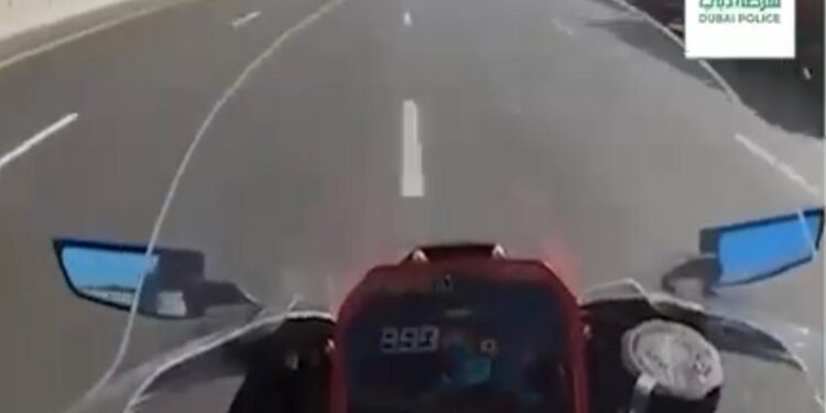 ബൈക്കിൽ പാഞ്ഞത് മുന്നൂറ് കിലോ മീറ്ററിലേറെ വേഗതയിൽ: അര ലക്ഷം ദിർഹം പിഴയിട്ട് ദുബായ് പോലീസ്