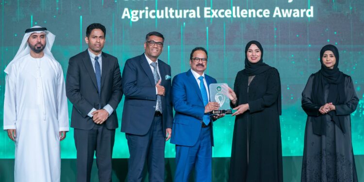 പ്രാദേശിക കാർഷിക മേഖലയ്ക്ക് നൽകിയ പിന്തുണയ്ക്ക് ലുലു ഗ്രൂപ്പിന് യുഎഇയുടെ ആദരം ; ശൈഖ് മൻസൂർ ബിൻ സായിദ് അഗ്രികൾച്ചറൽ എക്സലൻസ് അവാർഡ് ലുലുവിന് സമ്മാനിച്ചു
