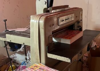 അനധികൃത മസാജ് കാർഡുകളുടെ അച്ചടി: നാല് പ്രസ്സുകൾ അടച്ചുപൂട്ടി ദുബായ് പോലീസ്