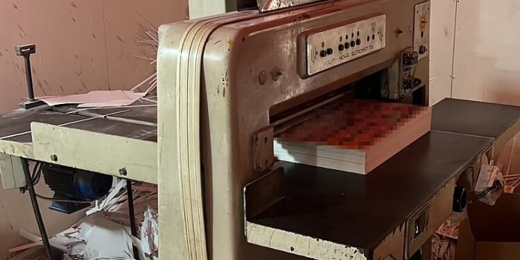 അനധികൃത മസാജ് കാർഡുകളുടെ അച്ചടി: നാല് പ്രസ്സുകൾ അടച്ചുപൂട്ടി ദുബായ് പോലീസ്