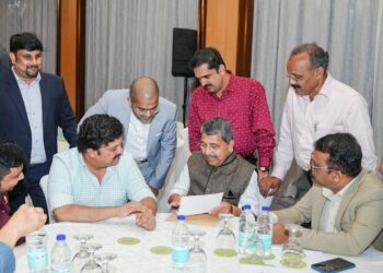 ബസ് വേണം മന്ത്രിക്ക് നിവേദനം നൽകി മാധ്യമപ്രവർത്തകർ