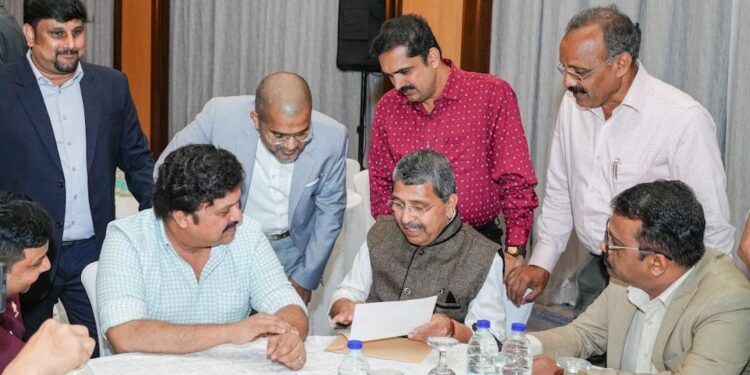 ബസ് വേണം മന്ത്രിക്ക് നിവേദനം നൽകി മാധ്യമപ്രവർത്തകർ