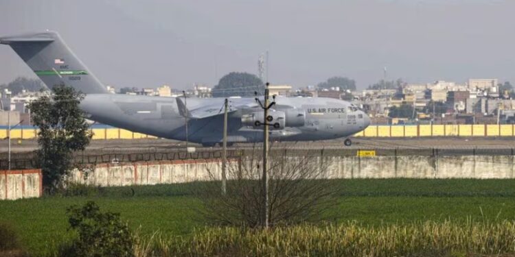 ഇന്ത്യന്‍ കുടിയേറ്റക്കാരെ വിലങ്ങണിയിച്ചു തിരിച്ചയച്ച നടപടി: അമേരിക്കയെ ആശങ്ക അറിയിച്ച് ഇന്ത്യ