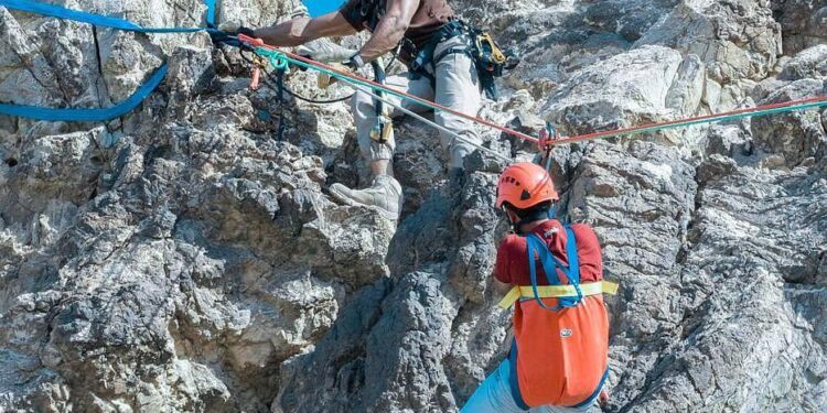 പർവതാരോഹകർക്ക് രക്ഷകരായി ‘ഹത്ത ബ്രേവ്സ്’; കഴിഞ്ഞ വർഷം രക്ഷിച്ചത് 25 പേരെ 200ലധികം പേർക്ക് അടിയന്തര വൈദ്യ സഹായം നൽകി
