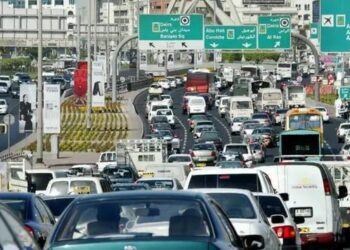 യുഎഇയിൽ അടിയന്തര വാഹനങ്ങൾക്ക് വഴിമാറി നൽകിയില്ലെങ്കിൽ 3,000 ദിർഹം പിഴ ലംഘനത്തിന് 325 ഡ്രൈവർമാർക്ക് പിഴ ചുമത്തി.