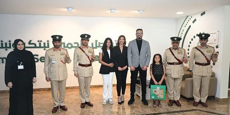 കളഞ്ഞുകിട്ടിയ പണം പോലീസിനെയേൽപ്പിച്ച് എട്ട് വയസ്സുകാരി: സത്യസന്ധതയെ ആദരിച്ച് ദുബായ് പോലീസ്