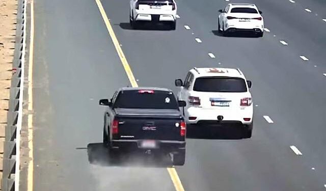 ഹാർഡ് ഷോൾഡറിൽ ഓവർടേക്ക് ചെയ്താൽ 1,000 ദിർഹം പിഴ, ആറ് ബ്ലാക്ക് പോയിന്റുകൾ