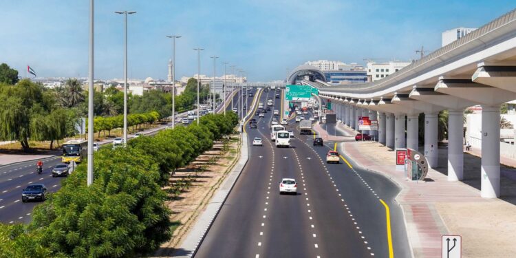 ദുബായിൽ 89 പ്രധാനപ്പെട്ട ഇടങ്ങളിൽ റോഡ് മാർക്കിംഗുകൾ പുതുക്കുന്നു: ആർടിഎയുടെ 2025 ലെ റോഡ് സുരക്ഷാ  പദ്ധതിയുടെ ഭാഗമായി