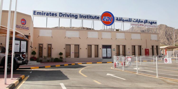 ഹത്തയിൽ പുതിയ ഡ്രൈവർ ട്രെയിനിംഗ്, ലൈസൻസിംഗ് സെന്റർആർടിഎ തുറന്നു .  പുതിയ ശാഖയുടെ പ്രവർത്തനം എമിറേറ്റ്സ് ഡ്രൈവിംഗ് ഇൻസ്റ്റിറ്റ്യൂട്ടുമായി സഹകരിച്ച്